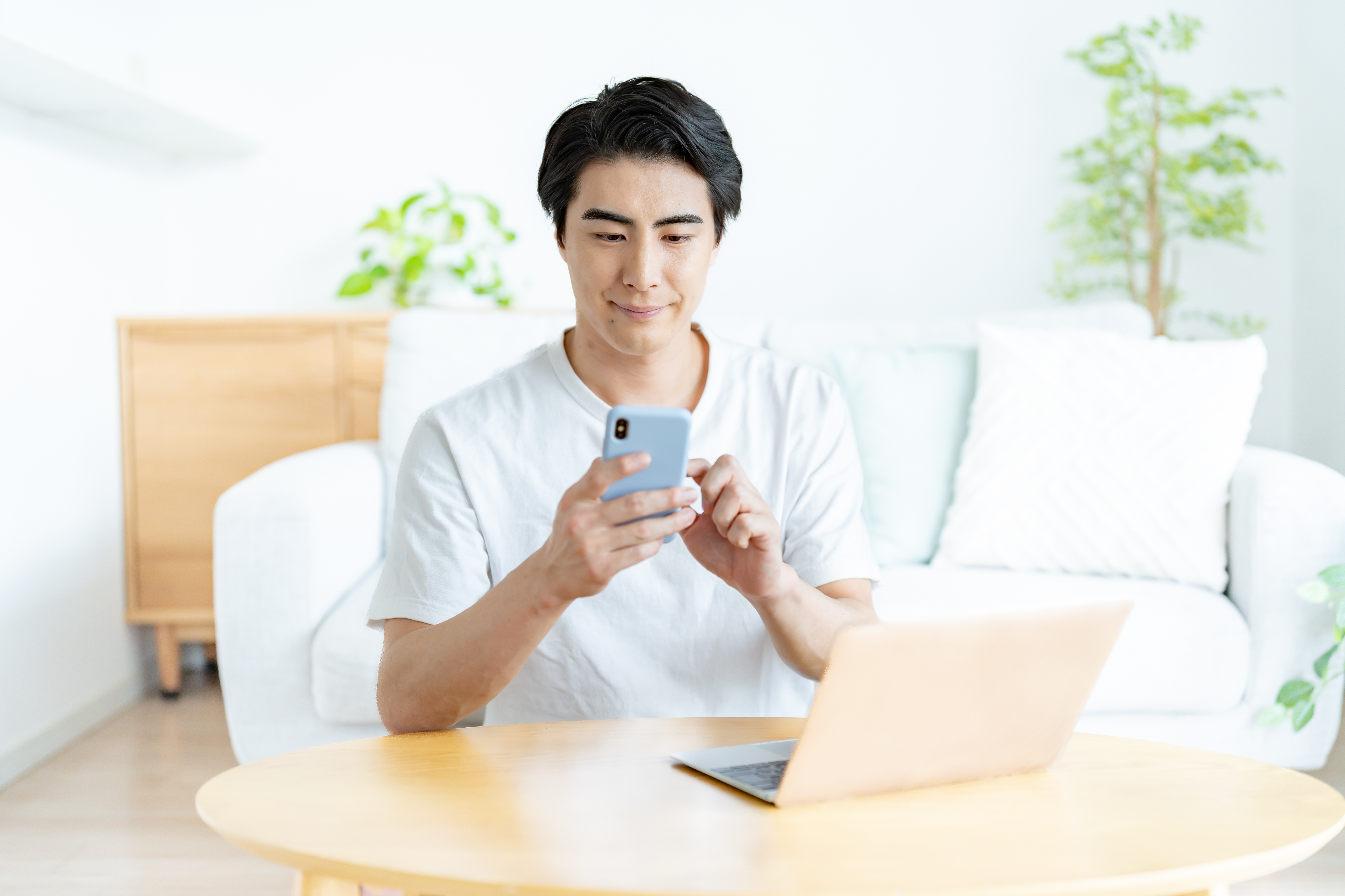電話申し込みをする人